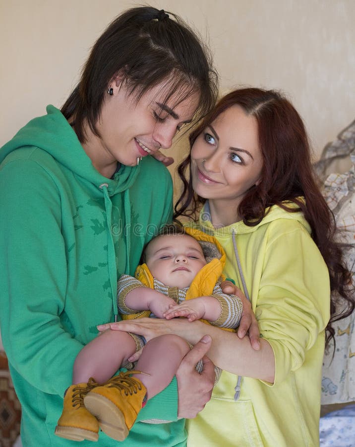 Mamá, papá e hijo jovenes de la familia en casa imagenes de archivo