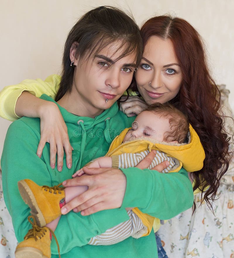 Mamá, papá e hijo jovenes de la familia en casa fotografía de archivo libre de regalías