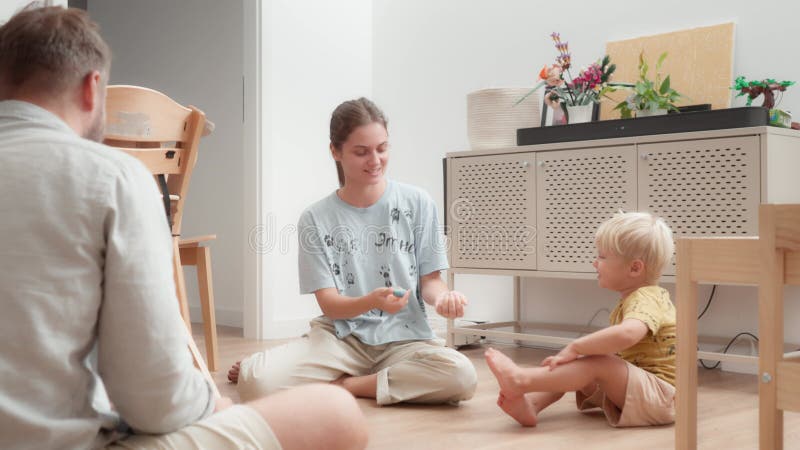 Mamá papá e hijo se congregan en casa. ocio agradable y tiempo familiar. almacen de metraje de vídeo