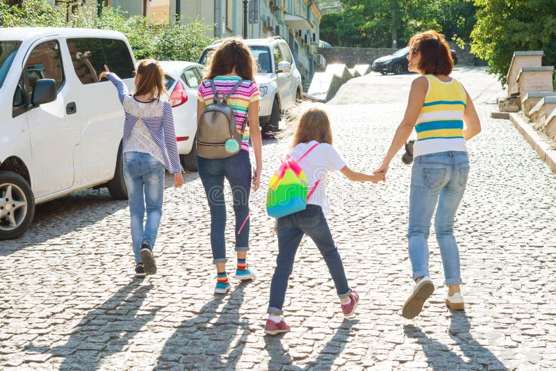 Mamá y niños que llevan a cabo las manos que caminan alrededor de la ciudad Mujer que toma las imágenes en la cámara, turismo de fotografía de archivo libre de regalías Mamá y niños que llevan a cabo las manos que caminan alrededor de la ciudad Mujer que toma las imágenes en la cámara, turismo de fotografía de archivo libre de regalías