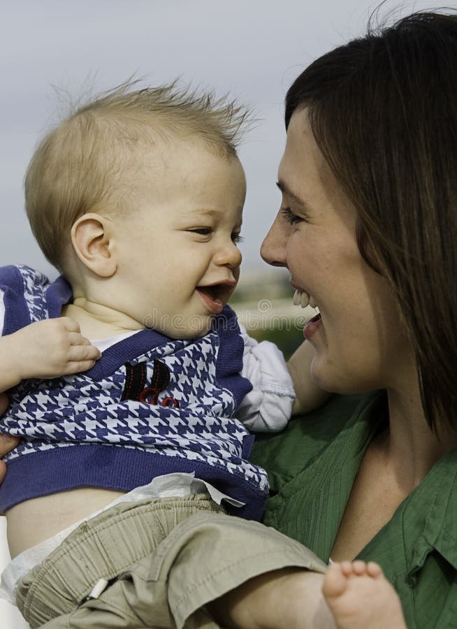 Mamã com o filho infantil do bebê fotografia de stock Mamã com o filho infantil do bebê fotografia de stock