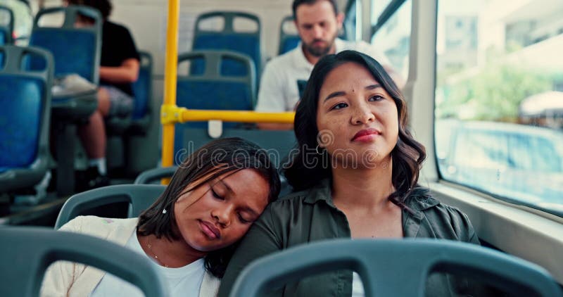 Mamă și dormi în autobuz cu zâmbetul în navetă și odihnește-te cu grijă și iubire în oraș. Mama oamenilor stock video