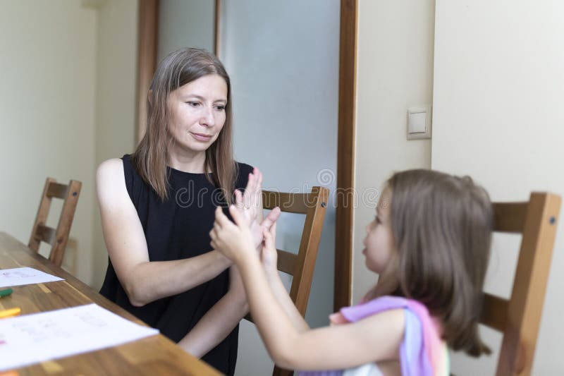 Mamă și fiică joc mână aplauze joc la domiciliu stock images