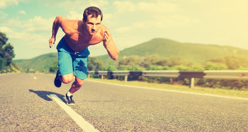 L'uomo atleta in esecuzione della natura al tramonto all'aperto.