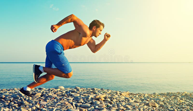 L'uomo atleta in esecuzione, il mare al tramonto che all'aperto.