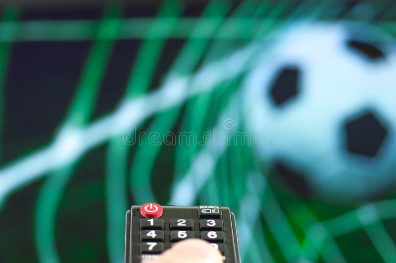 Man att hålla ögonen på fotbollleken framme av tv royaltyfria foton Man att hålla ögonen på fotbollleken framme av tv royaltyfria foton