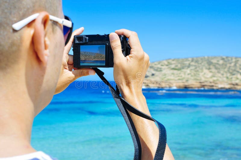 Man att ta en bild i den Ibiza ön, Spanien royaltyfria foton Man att ta en bild i den Ibiza ön, Spanien royaltyfria foton