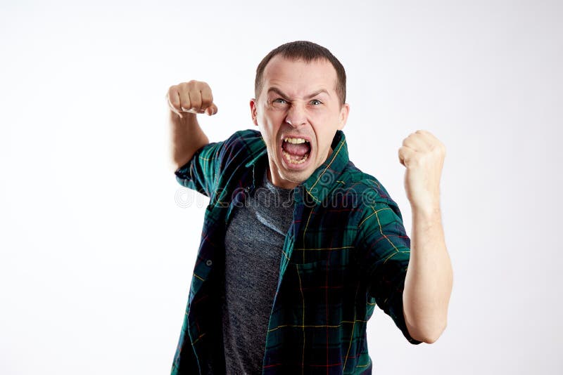 Man in boosheid schreeuwt, huiselijk geweld, irritatie, een boze uitdrukking op zijn gezicht stock afbeelding Man in boosheid schreeuwt, huiselijk geweld, irritatie, een boze uitdrukking op zijn gezicht stock afbeelding