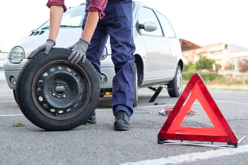 Had a flat tyre. Эвакуатор спущенное колесо. Спущенное колесо на машине в дороге. Меняет спущенное колесо. Познавательный час: «автомобиль, дорога, пешеход»..