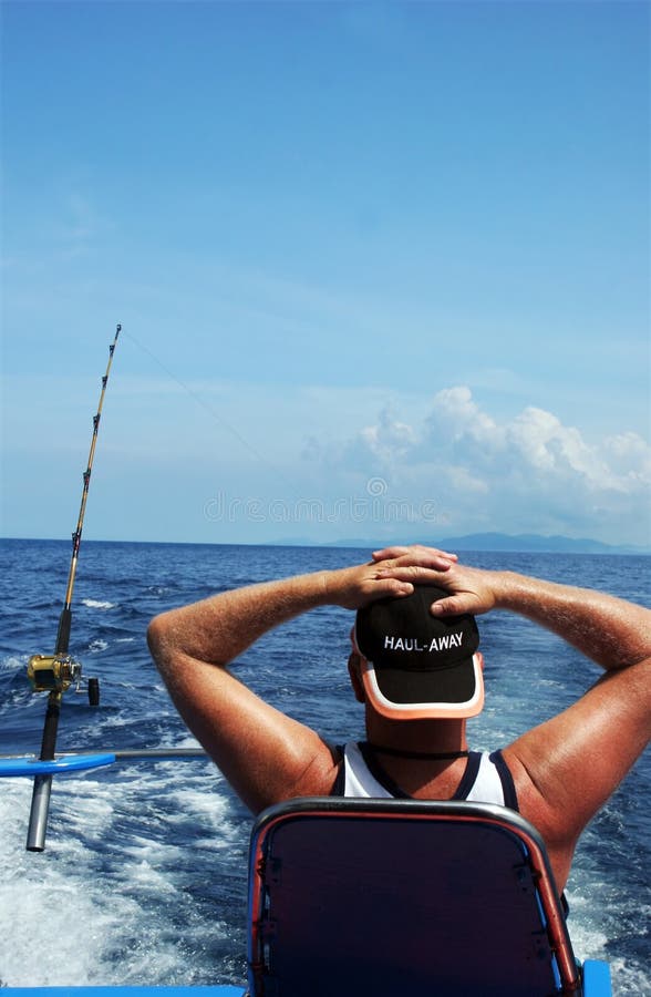 L'uomo pesca d'altura uomo rilassante e in attesa che il pesce abbocchi.