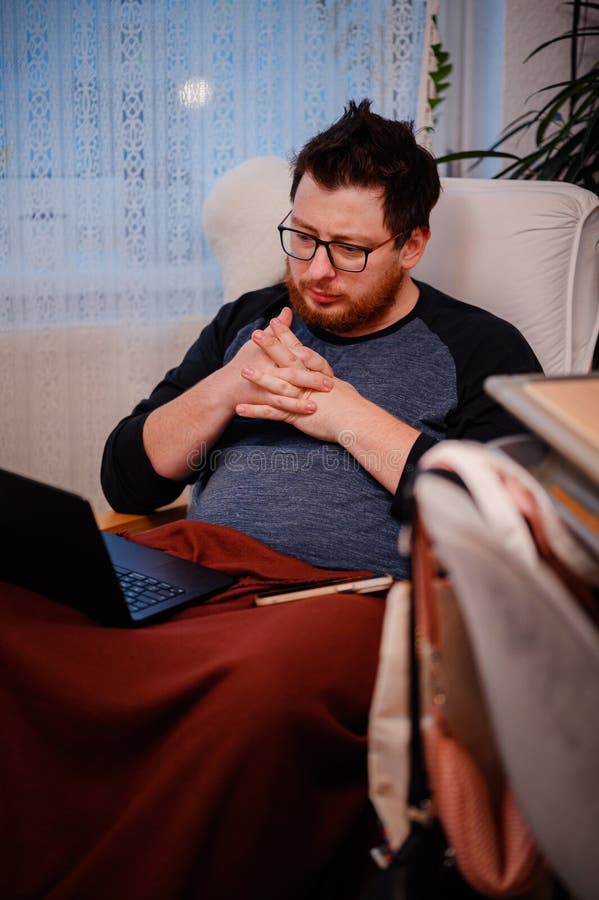 Man Dein Think mentre utilizza il notebook a casa fotografia stock libera da diritti