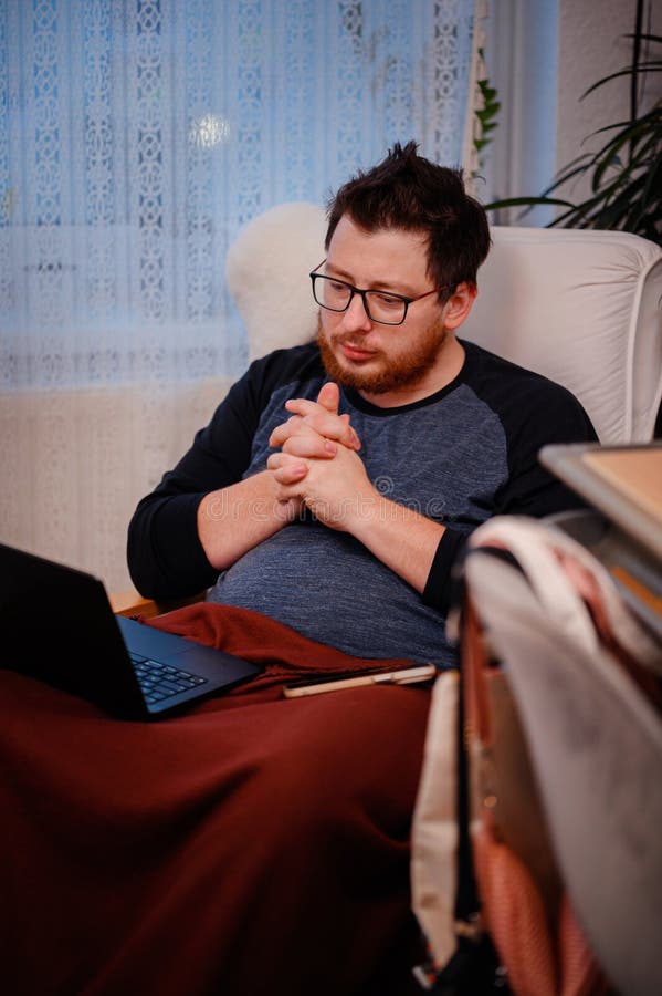 Man Dein Think mentre utilizza il notebook a casa fotografie stock libere da diritti