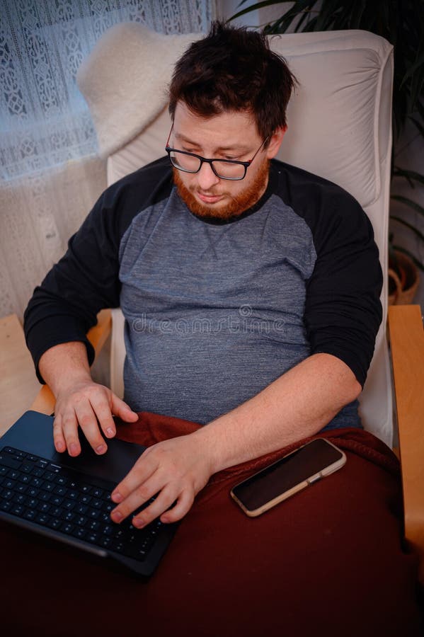Man Dein Think mentre utilizza il notebook a casa immagine stock libera da diritti