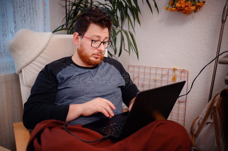Man Dein Think mentre utilizza il notebook a casa fotografie stock libere da diritti