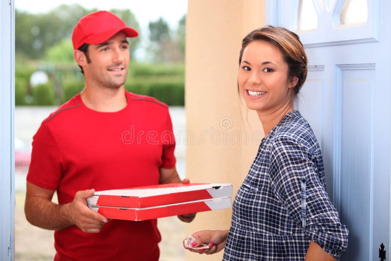 Joven hombres proporcionar una hoja circular grande de masa ligera.