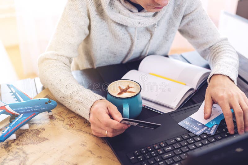 Man den hållande kreditkorten och plana biljetter för buys på internet arkivfoton Man den hållande kreditkorten och plana biljetter för buys på internet arkivfoton