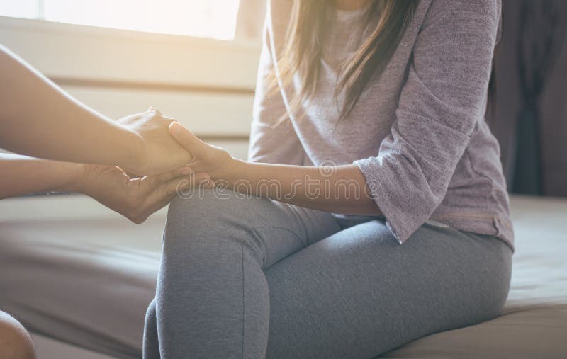 Man die hand aan gedeprimeerde vrouwenpatiënt, Persoonlijke ontwikkeling met inbegrip van het leven het trainen therapiezittingen royalty-vrije stock afbeeldingen Man die hand aan gedeprimeerde vrouwenpatiënt, Persoonlijke ontwikkeling met inbegrip van het leven het trainen therapiezittingen royalty-vrije stock afbeeldingen