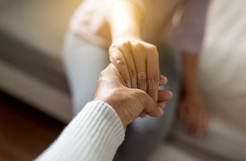 Man die hand geven aan gedeprimeerde vrouw, de handenpatiënt van de Psychiaterholding, Meantal-gezondheidszorgconcept