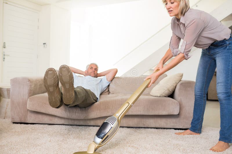 Man die op laag rusten terwijl deken van het vrouwen de zuigende gebied stock foto's Man die op laag rusten terwijl deken van het vrouwen de zuigende gebied stock foto's