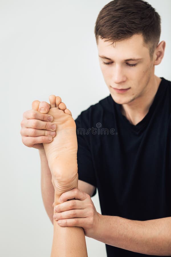 Мобильное фото мужская рука на колене. Картинка парень делает массаж ног девушке.