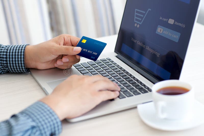 Uomo che fa shopping online con carta di credito sul computer portatile.