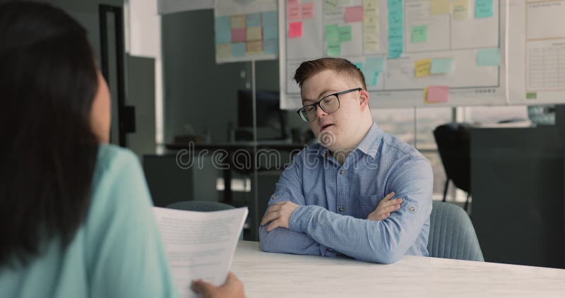 Man with down syndrome répond aux questions pendant l'entrevue d'emploi banque de vidéos