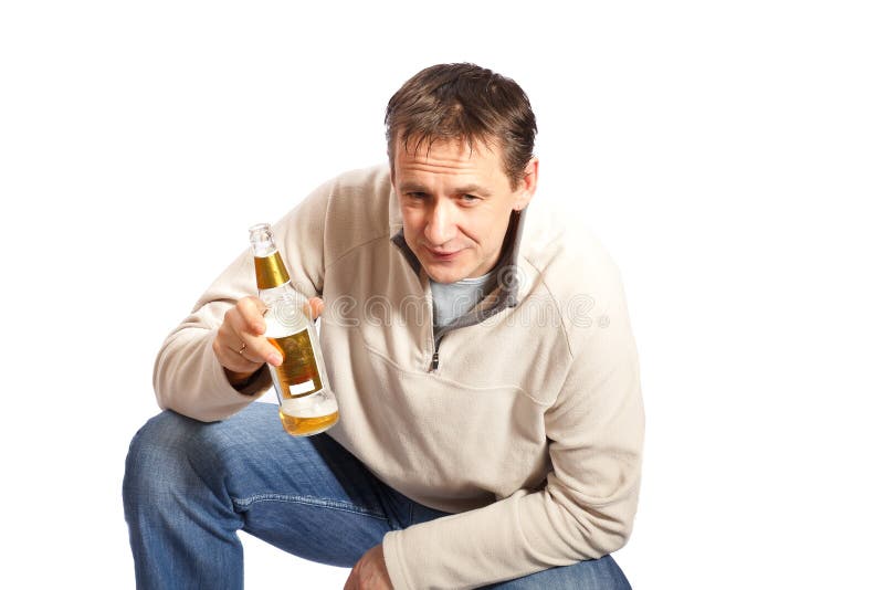 Мем мужик с пивом. Человек пьет пиво.