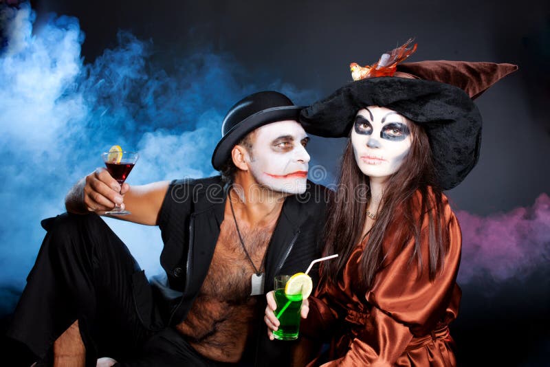 Man en vrouw die als vampier en heks dragen. Halloween royalty-vrije stock foto's Man en vrouw die als vampier en heks dragen. Halloween royalty-vrije stock foto's