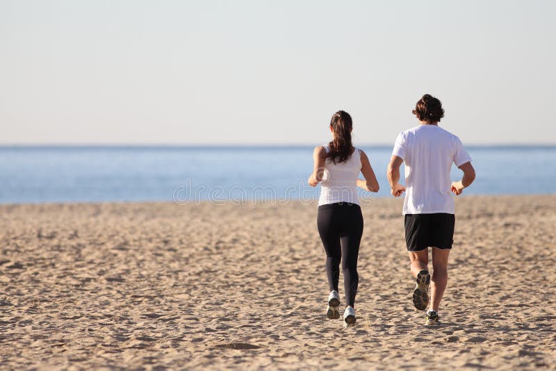 Man en vrouw die in het strand lopen royalty-vrije stock foto Man en vrouw die in het strand lopen royalty-vrije stock foto