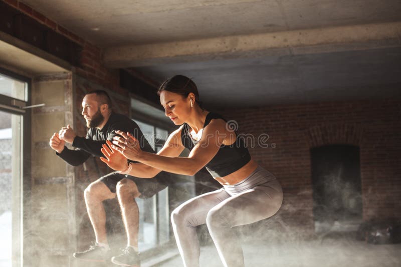 Man en vrouw die tohether op dozen in gymnastiek, funcrionaltraining voor mensen springen royalty-vrije stock afbeelding Man en vrouw die tohether op dozen in gymnastiek, funcrionaltraining voor mensen springen royalty-vrije stock afbeelding