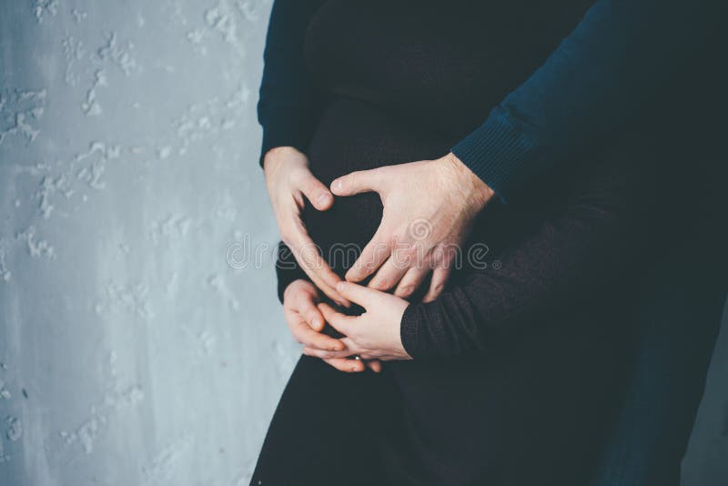 Man en vrouw die zwangere buik koesteren stock foto Man en vrouw die zwangere buik koesteren stock foto