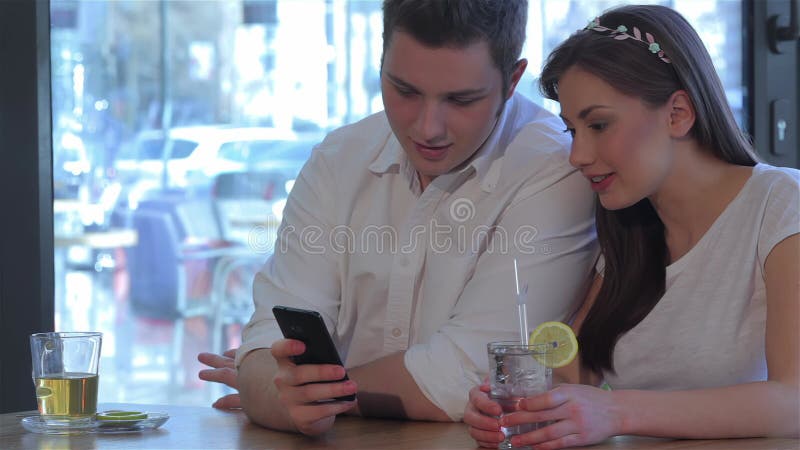 Man en vrouw kijken naar de smartphone