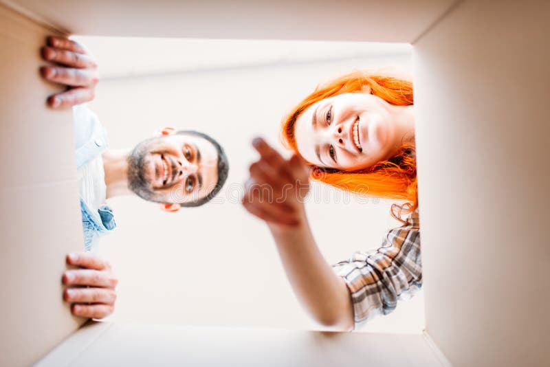 Man en vrouw, mening van binnenuit de kartondoos stock afbeeldingen Man en vrouw, mening van binnenuit de kartondoos stock afbeeldingen