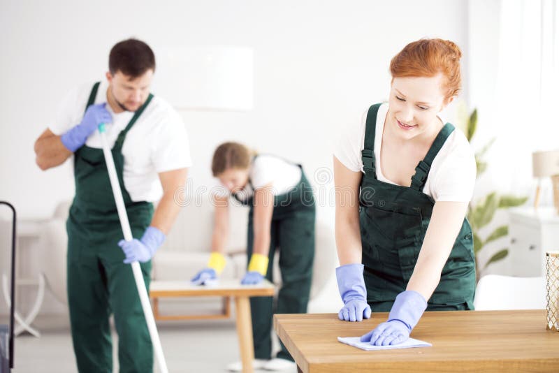 Man en vrouwen die huis schoonmaken royalty-vrije stock fotografie Man en vrouwen die huis schoonmaken royalty-vrije stock fotografie