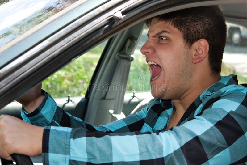 Un irritata giovane alla guida di un veicolo per esprimere la sua collera della strada.