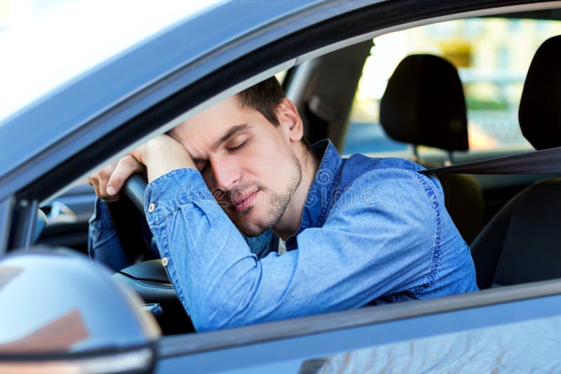 Автомобили инсульт. Сонный водитель. Усталый мужчина за стеклом машины. Сон за рулем.