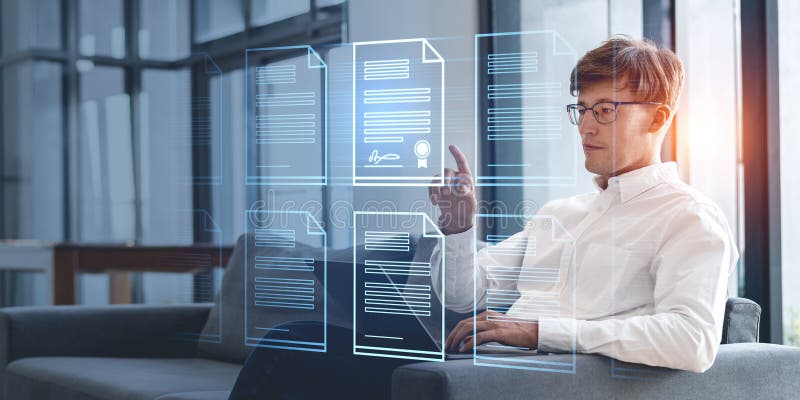 Man Finger Touch Virtual Screen elektronische Dokumentdateien und Signatur lizenzfreies stockfoto
