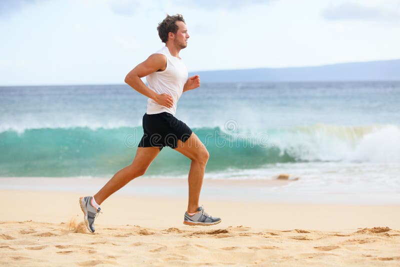Man för konditionsportlöpare som joggar på stranden