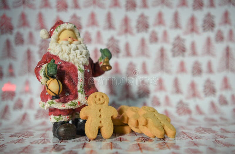 Man för pepparkaka för Jolly Christmas matfotografi med den Santa Claus garneringprydnaden på röd bakgrund för trädinpackningspap royaltyfria bilder Man för pepparkaka för Jolly Christmas matfotografi med den Santa Claus garneringprydnaden på röd bakgrund för trädinpackningspap royaltyfria bilder