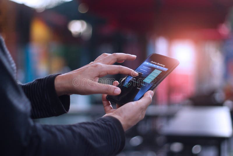 Man genom att använda den mobila smartphonen för online-bankrörelsen i kafeteria