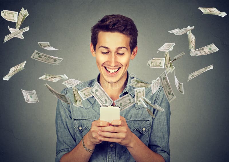 Man genom att använda smartphonen med dollarräkningar som flyger i väg från skärmen royaltyfria bilder Man genom att använda smartphonen med dollarräkningar som flyger i väg från skärmen royaltyfria bilder