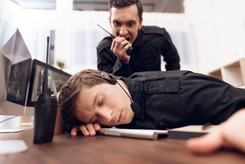 Человек спал неделю. Человек уснул на рабочем месте. Спящий человек в офисе.
