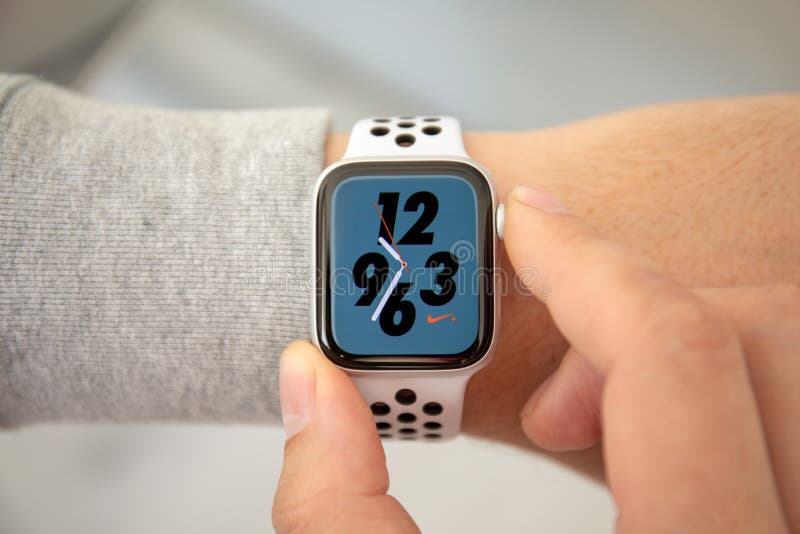 Man Hand with Apple Watch Series 4 Nike Watch Face Editorial Photography -  Image of cellular, mobile: 132055297
