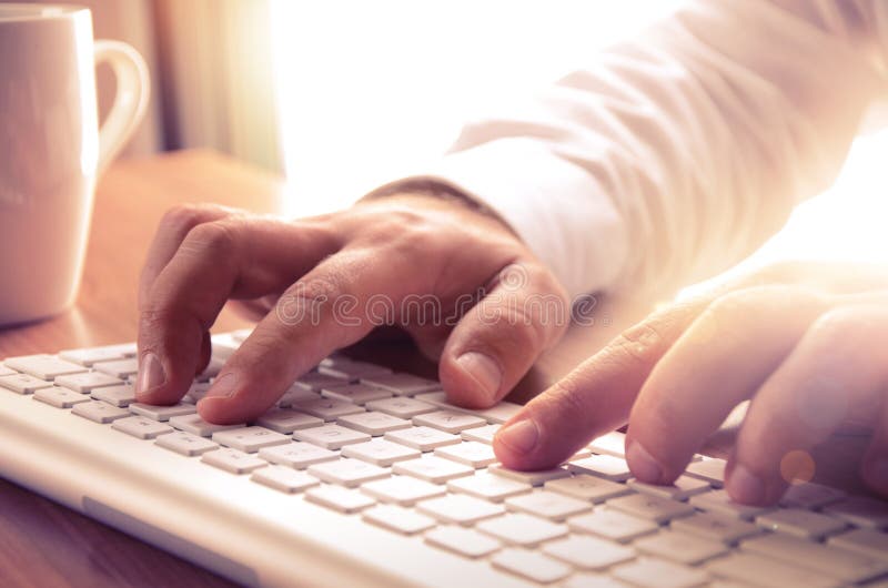 Man handen die op computertoetsenbord typen royalty-vrije stock fotografie Man handen die op computertoetsenbord typen royalty-vrije stock fotografie
