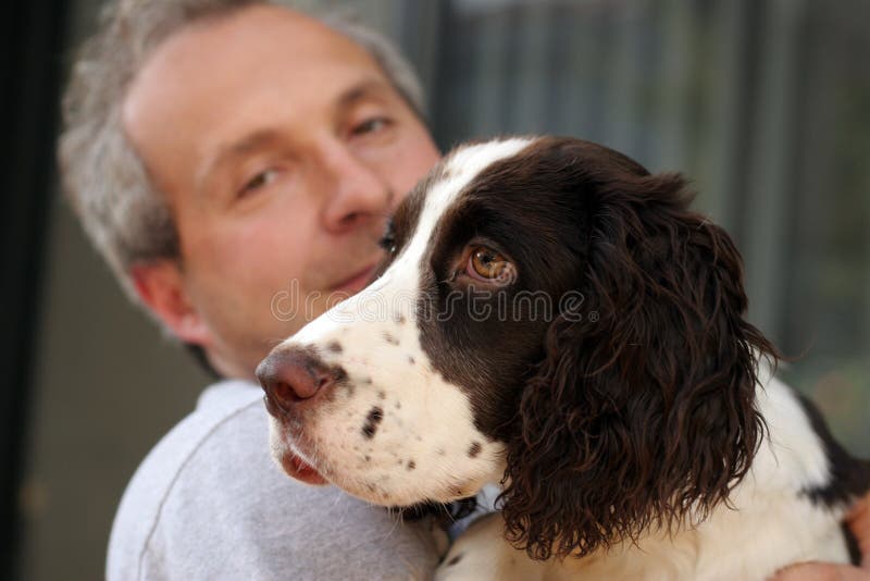 Uomo che tiene il suo cane.