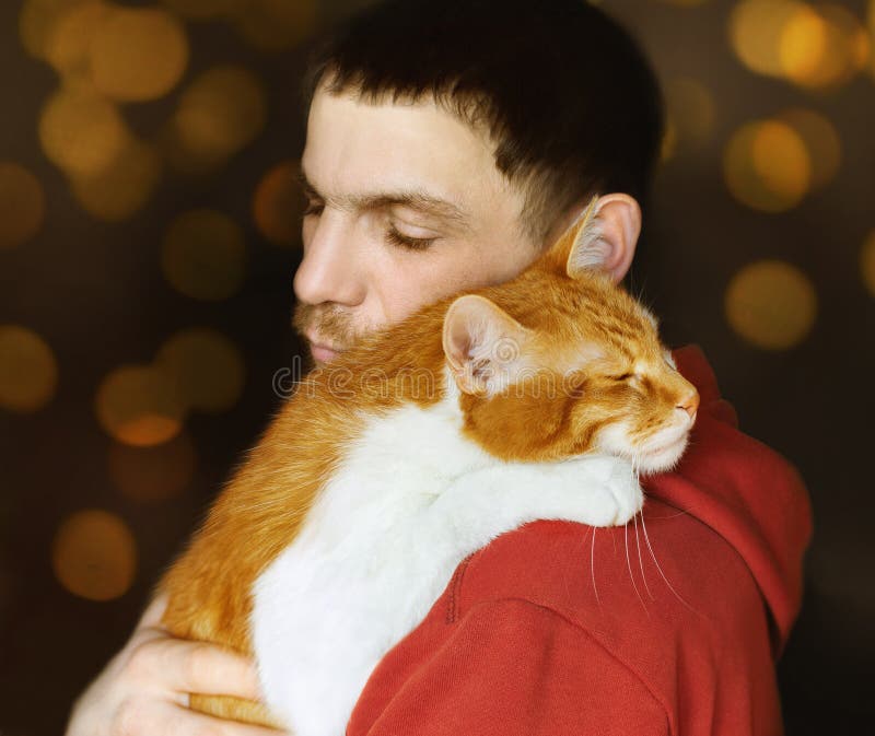 Uomo un il suo zenzero bianco gatto,, fidarsi un amicizia, gatto sul spalla, selettivo concentrarsi.