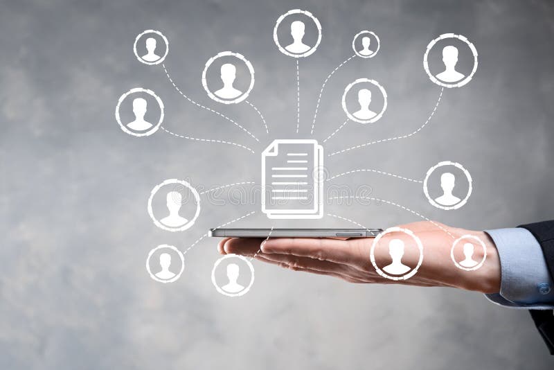 Man hold document e user iconcorporate data management system dms e conceito de sistema de gerenciamento de documentos. clique do fotografia de stock royalty free