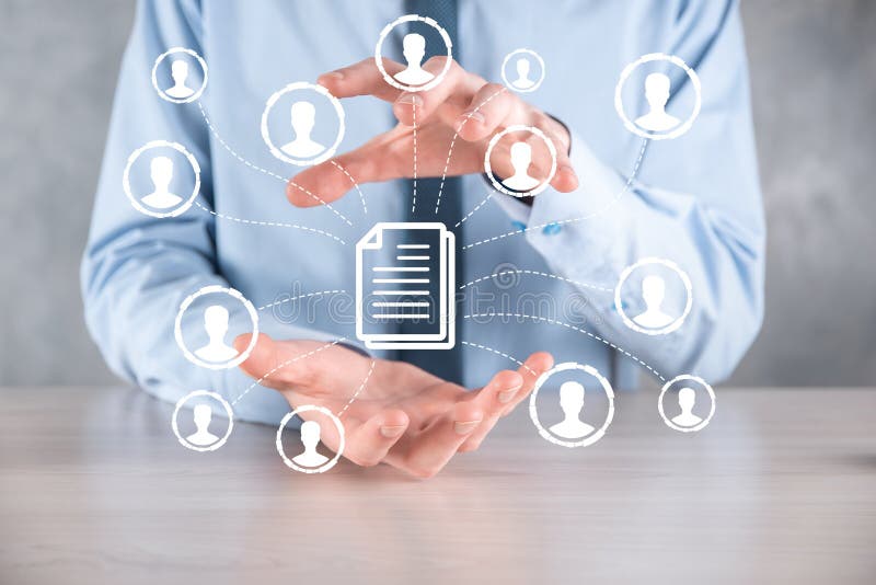Man hold document e user iconcorporate data management system dms e conceito de sistema de gerenciamento de documentos. clique do fotografia de stock royalty free