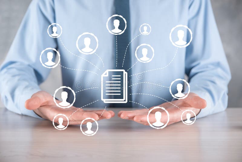 Man hold document e user iconcorporate data management system dms e conceito de sistema de gerenciamento de documentos. clique do fotografia de stock