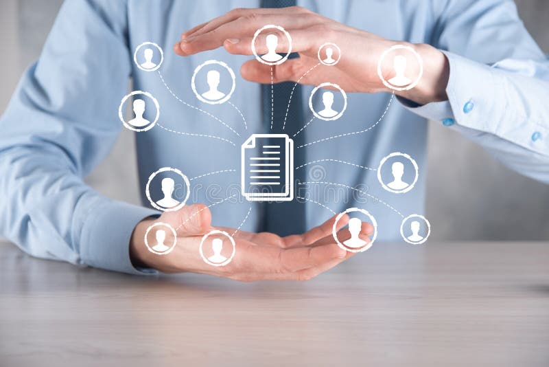 Man hold document e user iconcorporate data management system dms e conceito de sistema de gerenciamento de documentos. clique do foto de stock royalty free